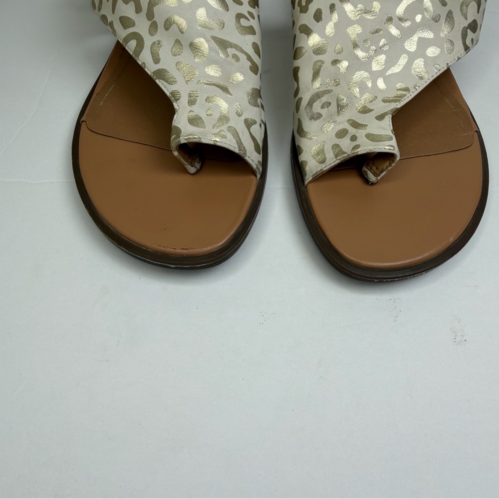 Vionic Women’s White Foil Leopard Ella Leather Toe Loop Comfort Sandals Size 6 - Picture 2 of 9